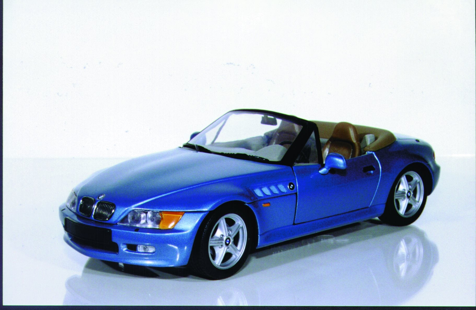 1:18 UT Models BMW Z3 Roadster Bond 'Goldeneye' – Cameron's Model Cars