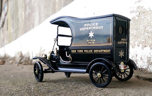1:18 Eagle Collectibles Ford Model T 'Police Paddy Wagon NYPD'