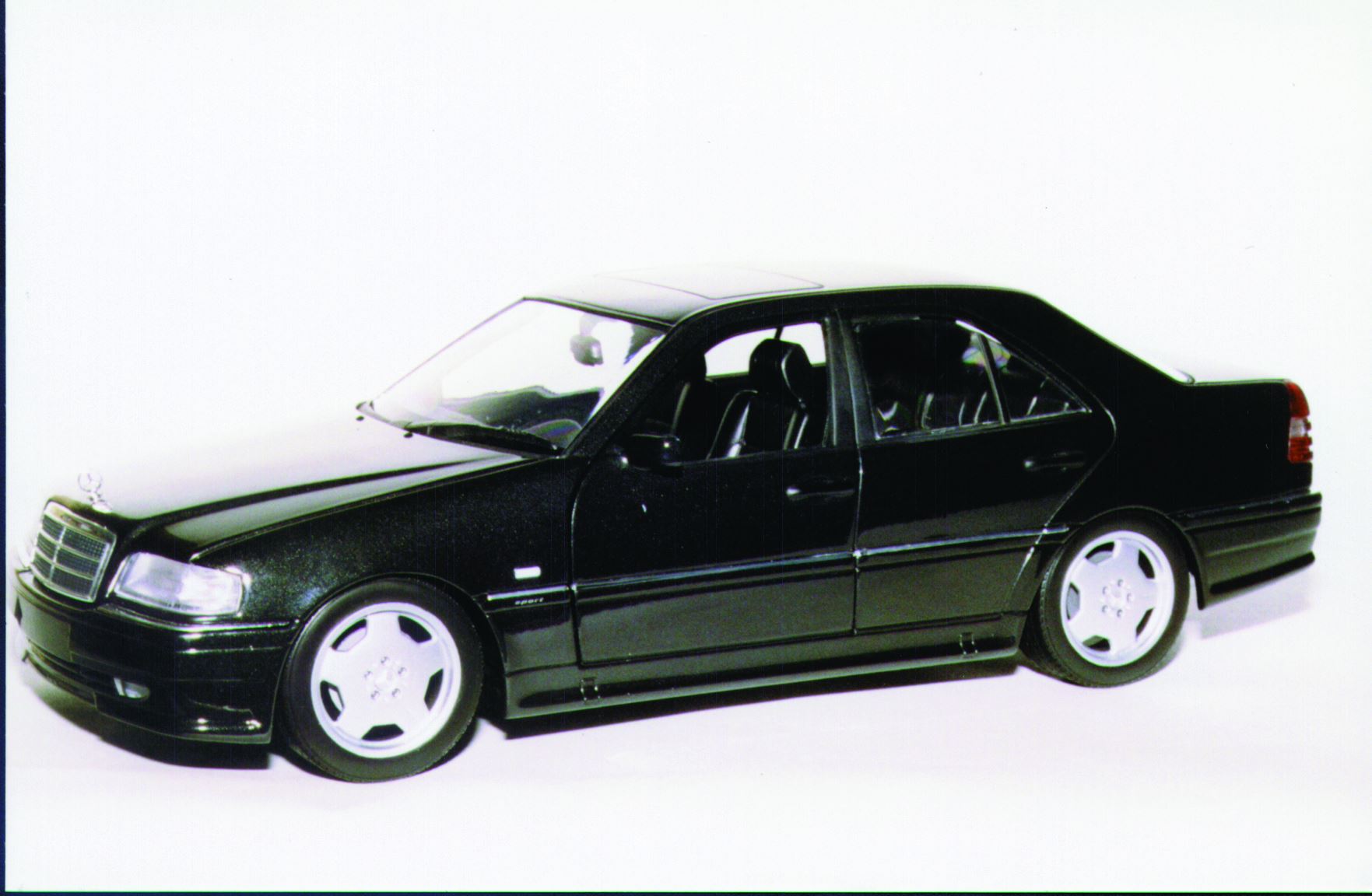 UT - 1:18 - UT MODELS Limited Mercedes Class C AMG Médical UT - 1:18 - UT MODELS Limited Mercedes Class C AMG Médical