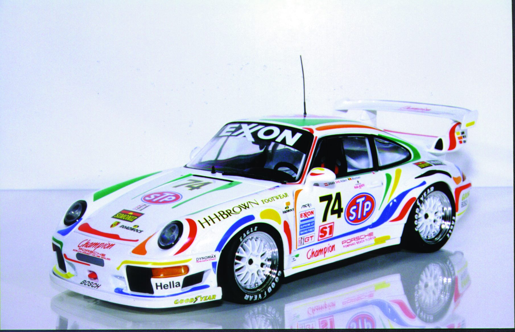 1:18 UT Models Porsche Race GT2 '96 #74 Stuck 'STP