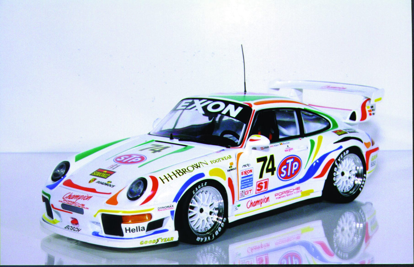 1:18 UT Models Porsche Race GT2 '96 #74 Stuck 'STP'