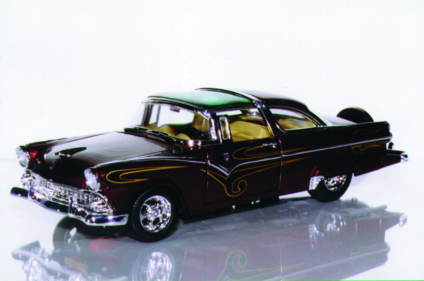1:18 Yatming Ford Fairlane Crown Victoria '55 Mild Custom